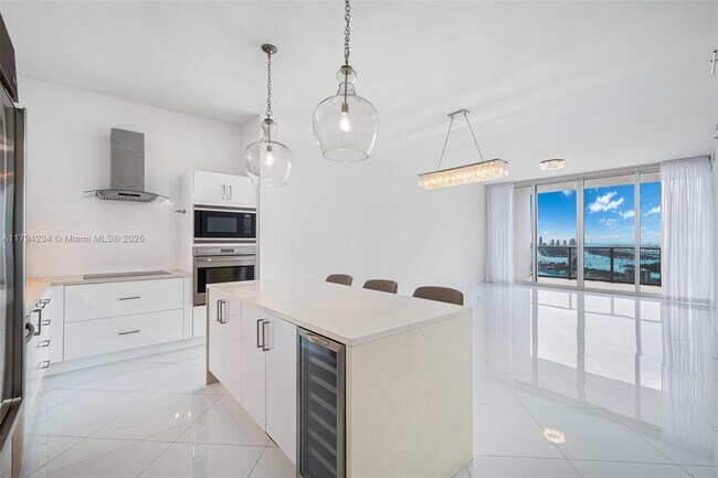 Building Photo - 2020 N Bayshore Dr