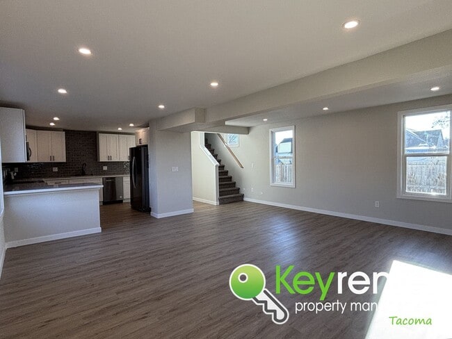 Building Photo - One of a Kind Multi-level Home in Tacoma!