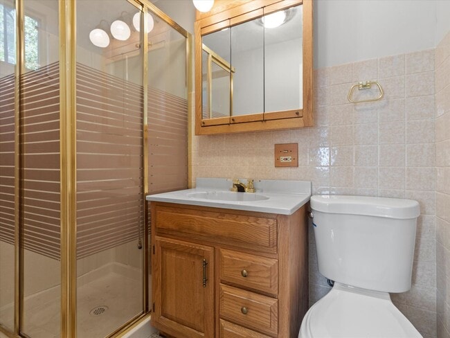 Building Photo - Adorable Lake Como Home Now Available!
