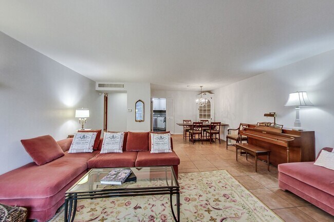 Building Photo - 6033 N Sheridan Rd