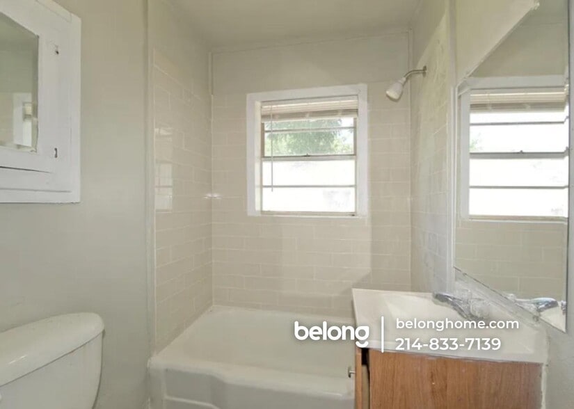 Building Photo - 901 N Howeth St