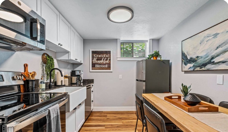 Building Photo - 444 N Oakley St