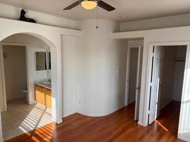 Building Photo - 2 Bedroom 2.5 Bath Townhome!