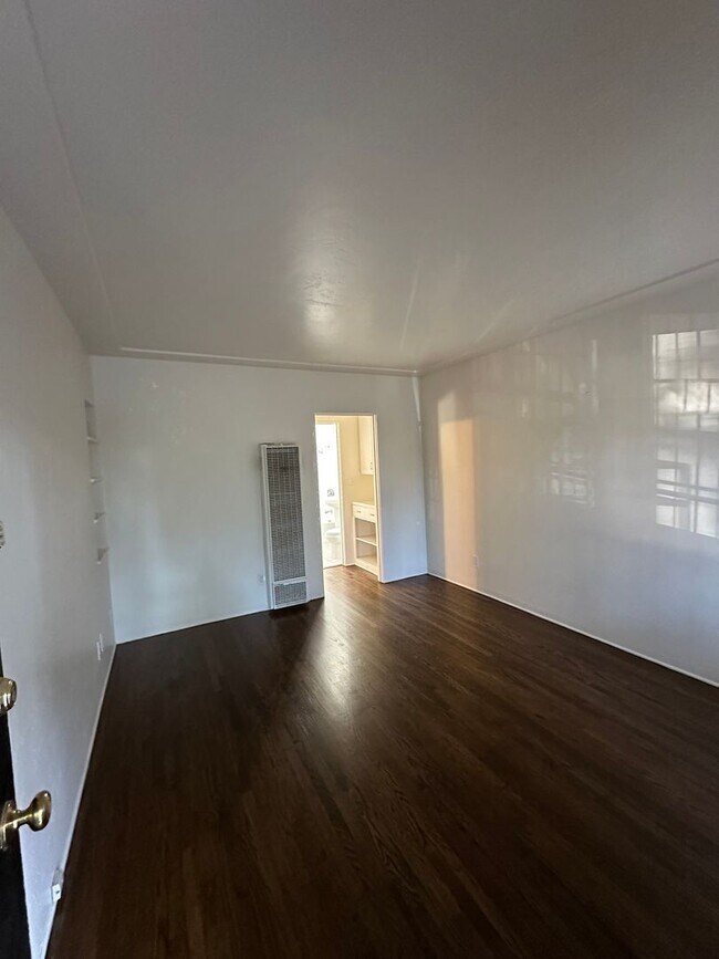 Building Photo - 505 W Maple St