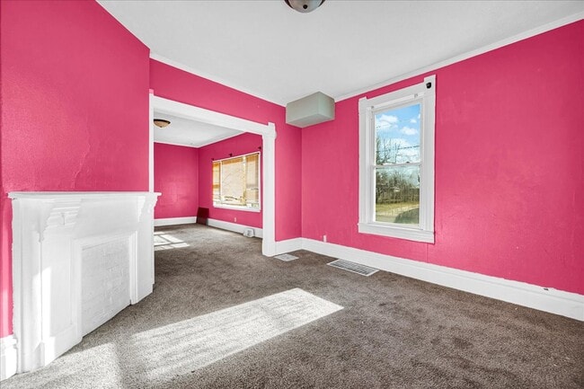 Building Photo - 102 N Cedar Ave