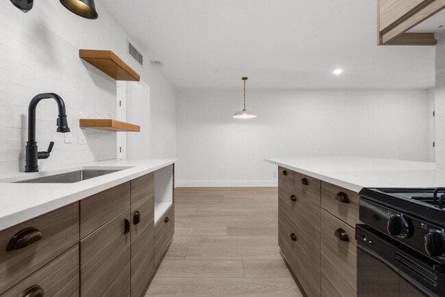 Building Photo - 505 W 7th St