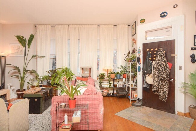 Building Photo - 945 N Hoyne Ave