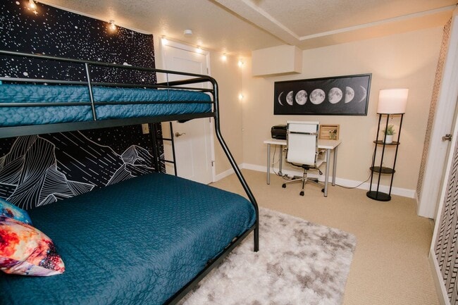 Building Photo - Charming 5-Bedroom Home in Club Crest