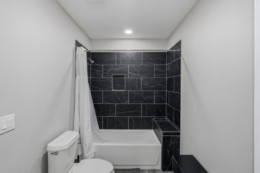 Building Photo - 2306 E Houston St