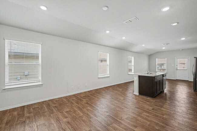Building Photo - Beautiful Home in The Links at River Bend | Golf Course Community Living