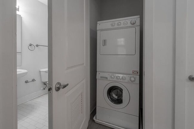 Building Photo - Wonderful 2bd/2bth uptown condo! lots of space in a beautiful building