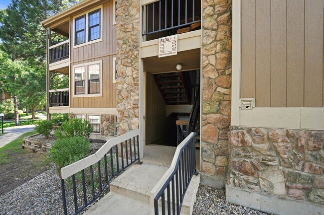 Building Photo - $1,595.95 2 bed, 2 bath located in Lakewood with a washer and dryer