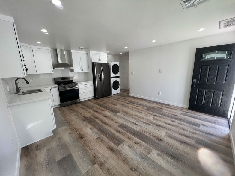 Building Photo - 7718 N Glenoaks Blvd