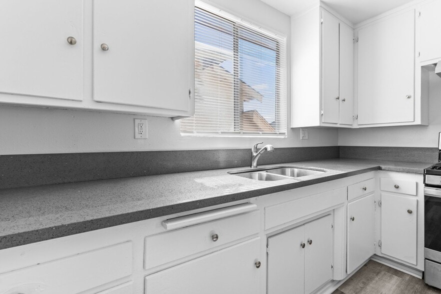 Building Photo - 1050 Gaviota Ave