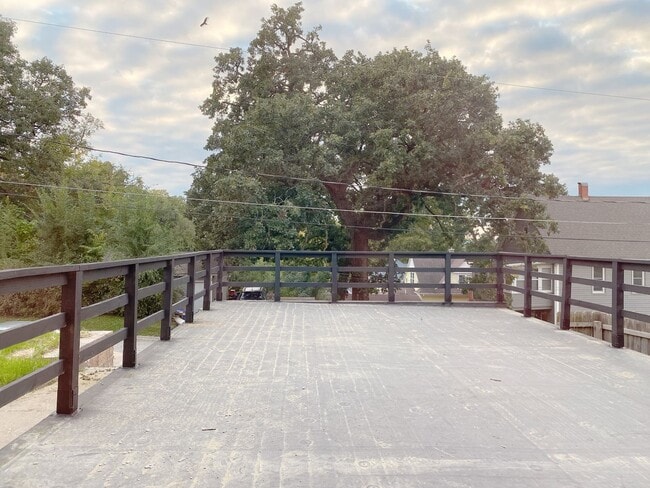 Building Photo - Beautifully updated 5 bed 2 bath house $2200