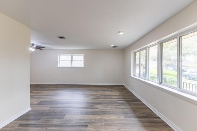 Building Photo - 4419 Knight Dr
