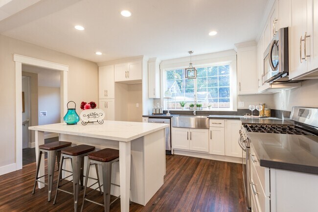 Building Photo - Gorgeous Lake Oswego Remodeled Cottage