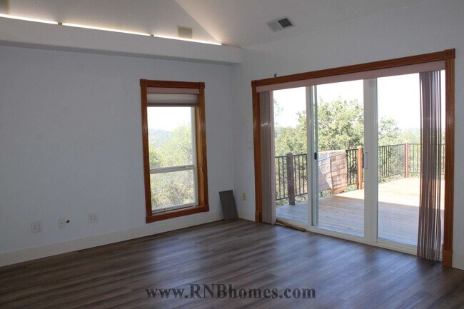 Building Photo - 677 Hoppe Ln