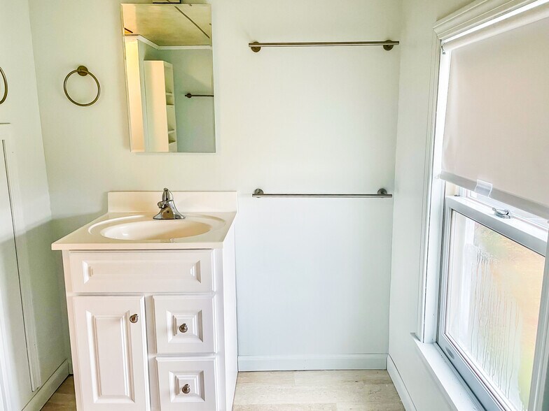 Building Photo - 1699 Main St