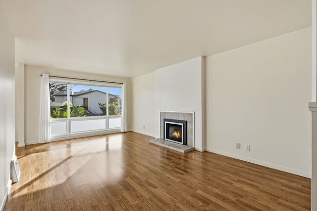 Building Photo - Spacious Three Bedroom Home in Forest Knol...