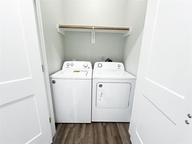 Building Photo - 144 W 5th St