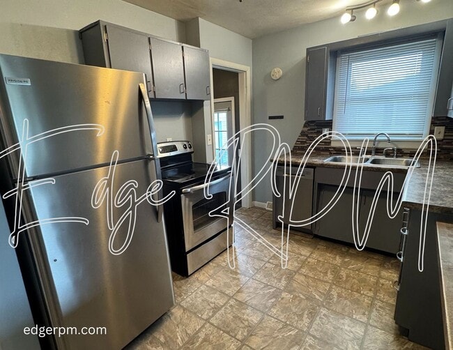 Building Photo - 4 bed/2 bath with 2nd Living room!