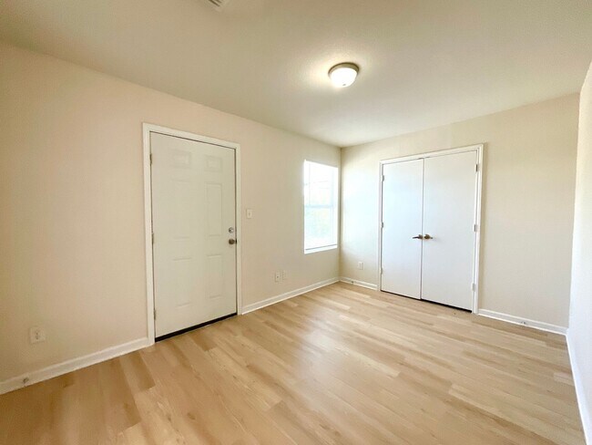 Building Photo - 1611 N Navidad St