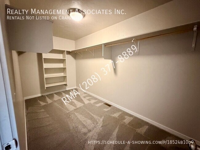 Building Photo - 6059 N Silver Spruce Ave