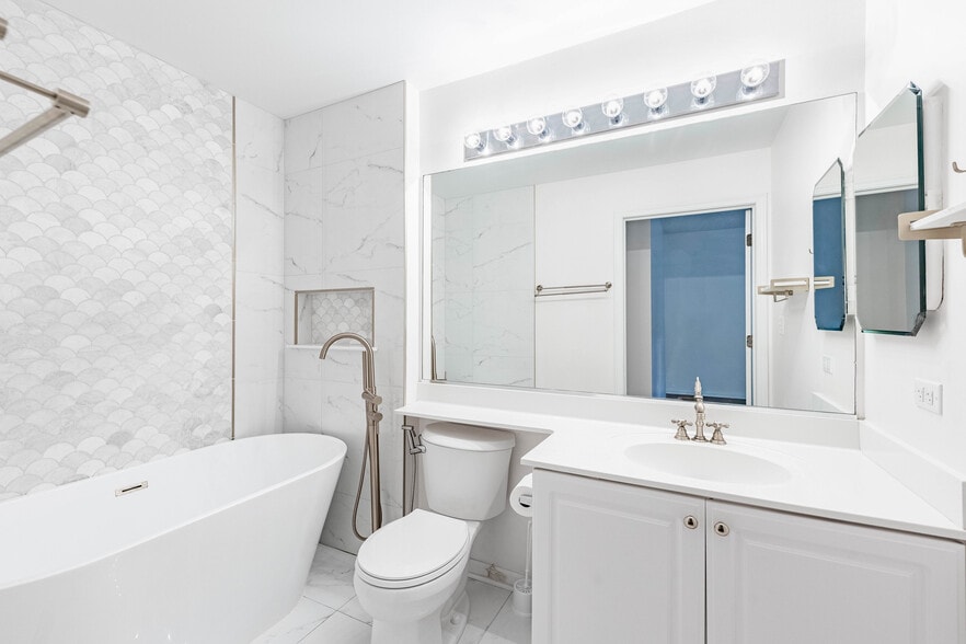 2nd bathroom - primary bedroom - 2965 Stockton Ct