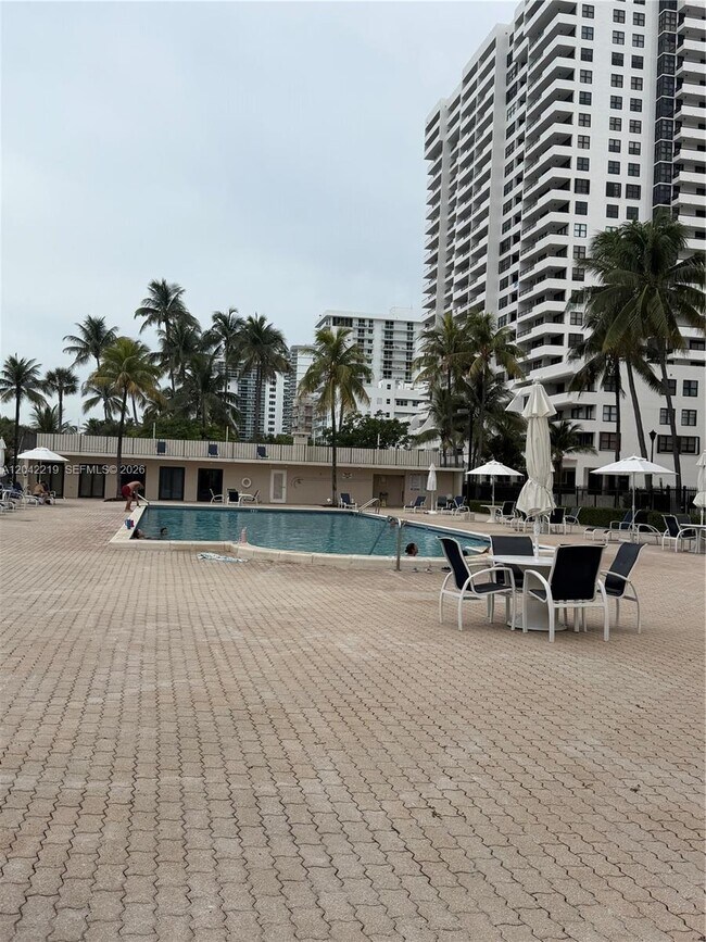Building Photo - 2625 Collins Ave