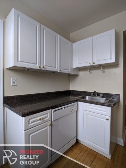 Building Photo - 555 W Aldine Ave