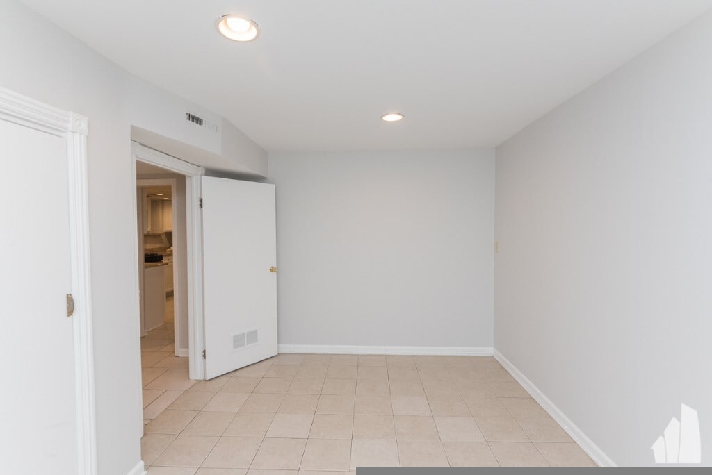 Building Photo - 1944 N Bissell St