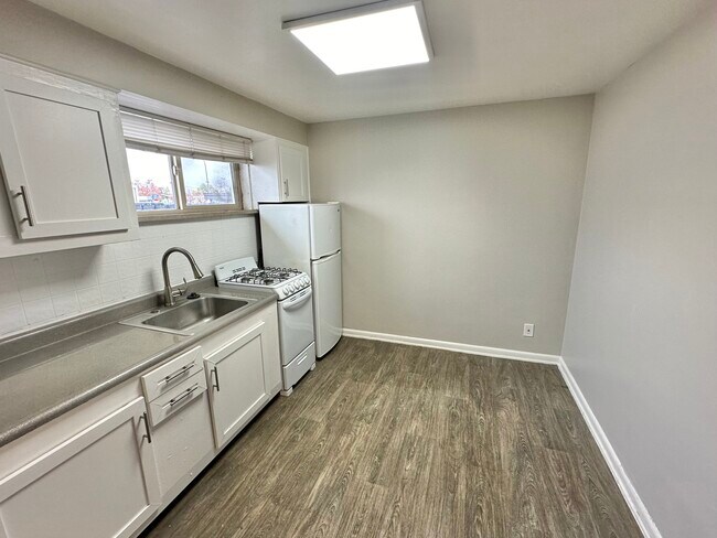 Building Photo - 1495 Balsam