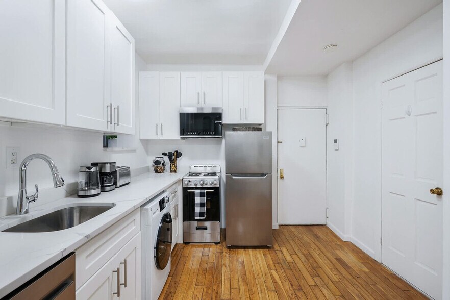 Building Photo - 319 E 109th St