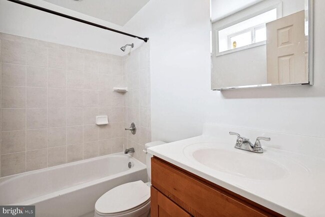 Building Photo - 1337 Girard St NW