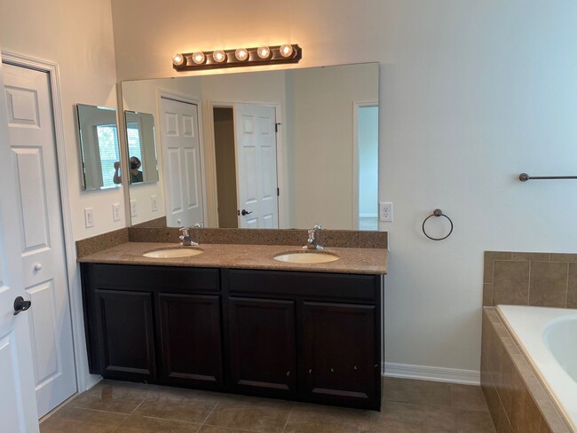 Building Photo - Gorgeous 3 bedrooms, 3.5 baths plus a LOFT...
