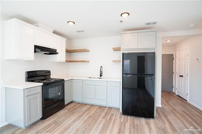 Building Photo - 17 Redwood Ave