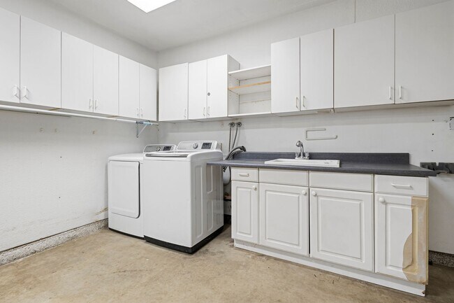 Building Photo - 3 Bedroom 2 Bathroom home available DECEMB...