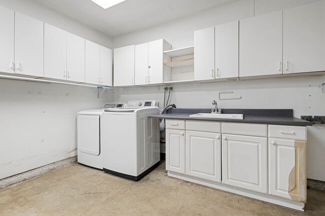 Building Photo - 3 Bedroom 2 Bathroom home available NOW