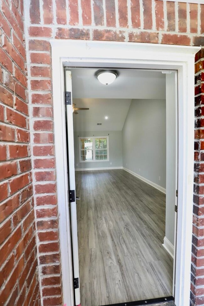 Building Photo - 3335 Valencia Dr