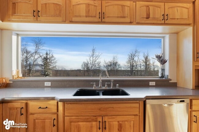 Building Photo - Gorgeous Palmer Home!