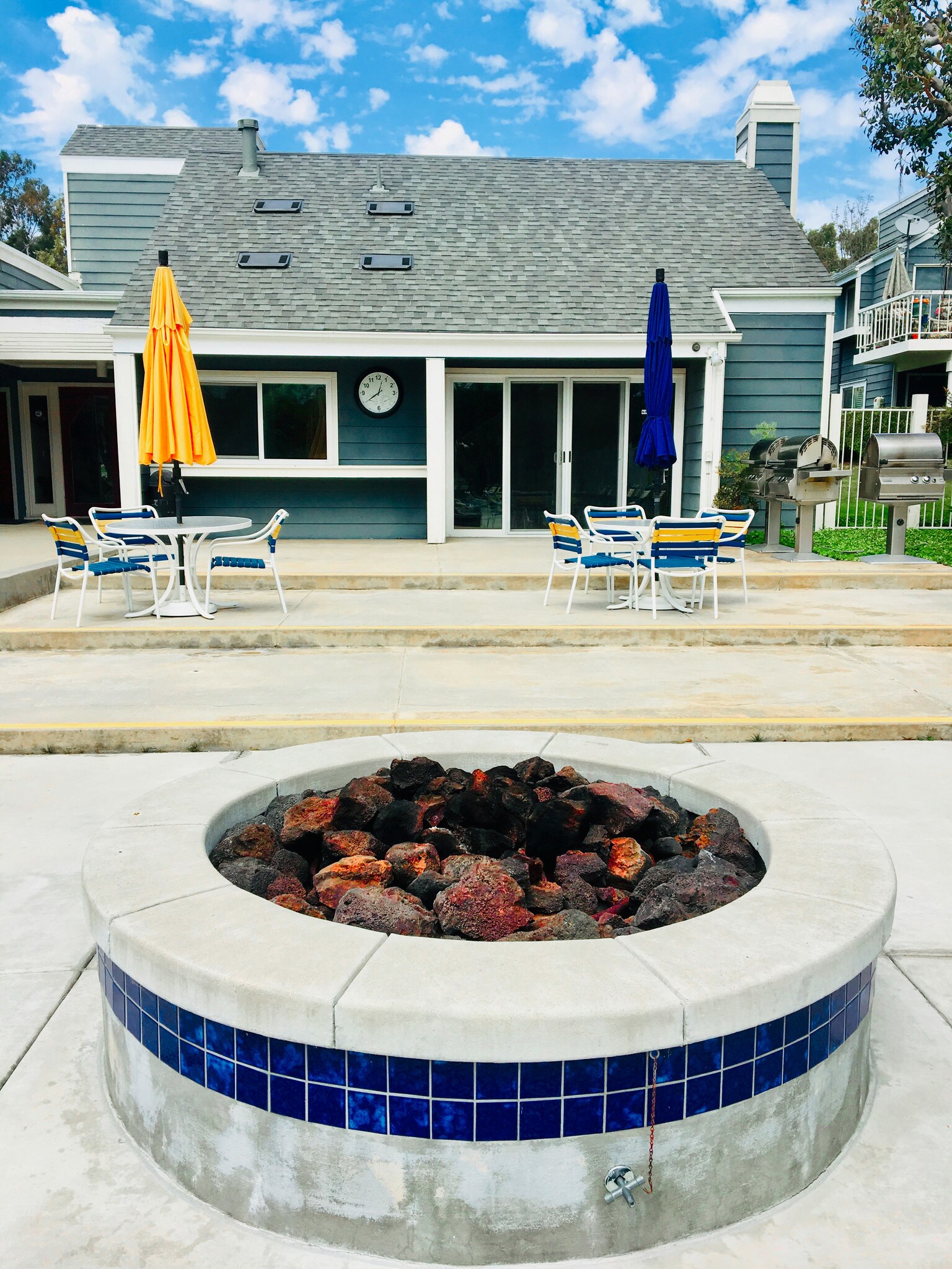 Fire pit and grills for an evening of bbq-ing - 6000 Bixby Village Dr