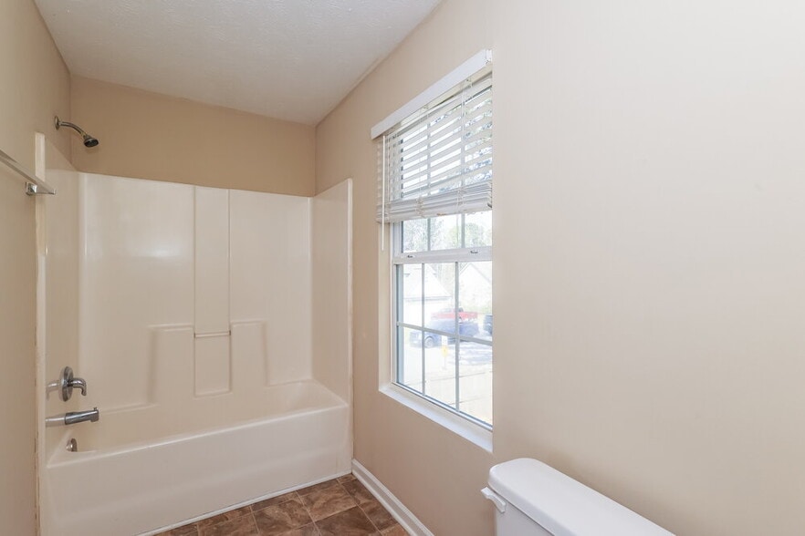 Building Photo - 10 Carey Ct