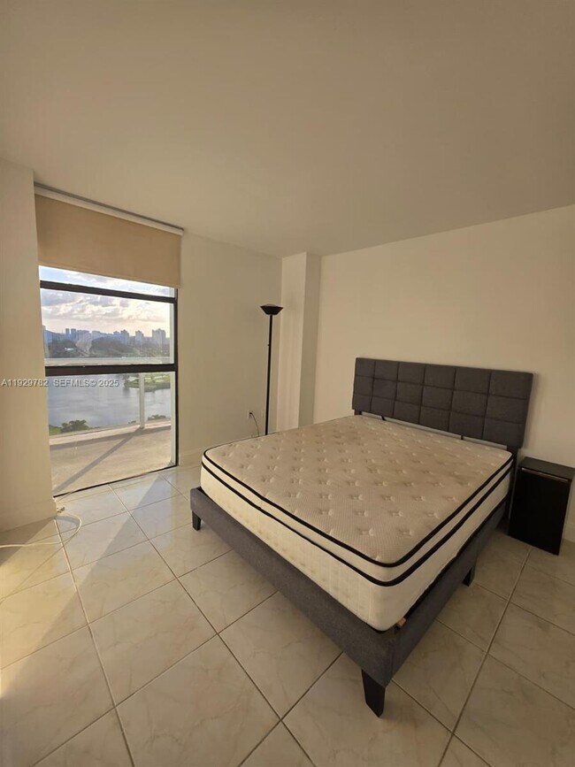 Building Photo - 3701 N Country Club Dr