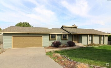 Building Photo - Large 5 Bed/3 Bath Home in Kennewick