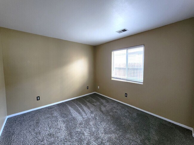 Building Photo - 4 Bedroom Home in Gardnerville For Rent