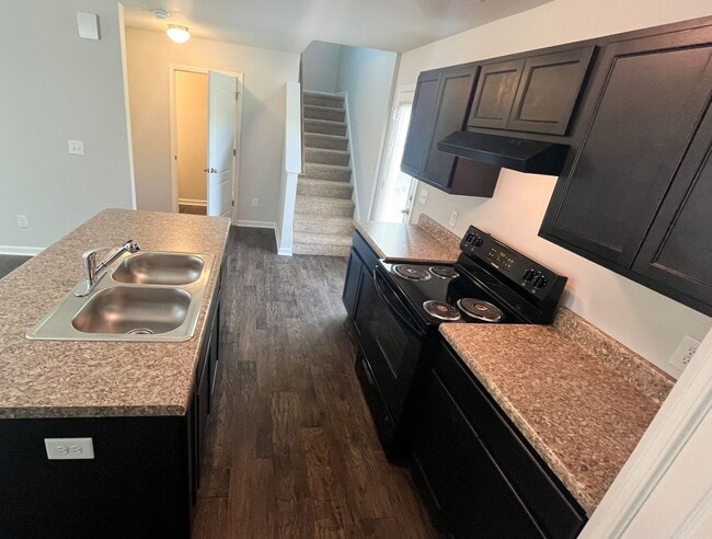 Building Photo - Beautiful 3 bedroom, 2 1/2 bathroom home i...