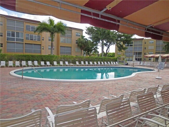 Building Photo - 2861 Somerset Dr