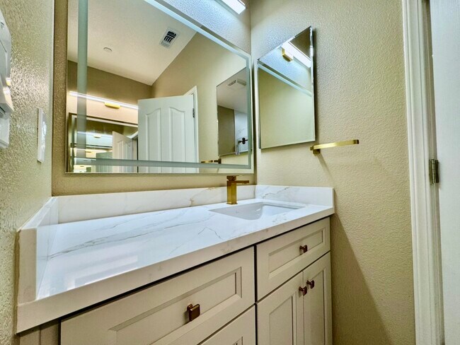 Building Photo - 6576 S Mariposa Ct
