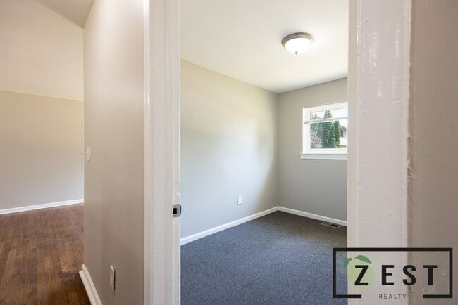 Building Photo - OPEN HOUSE THURSDAY DECEMBER 4TH 2-2:30 PM 3 BED 1 BATH HOME